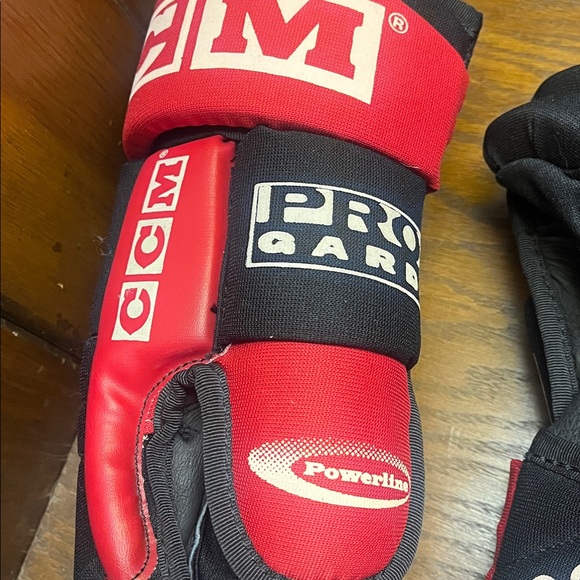 CCM Pro Guard Black and Red Hockey Gloves Boy’s 14” - Picture 3 of 11
